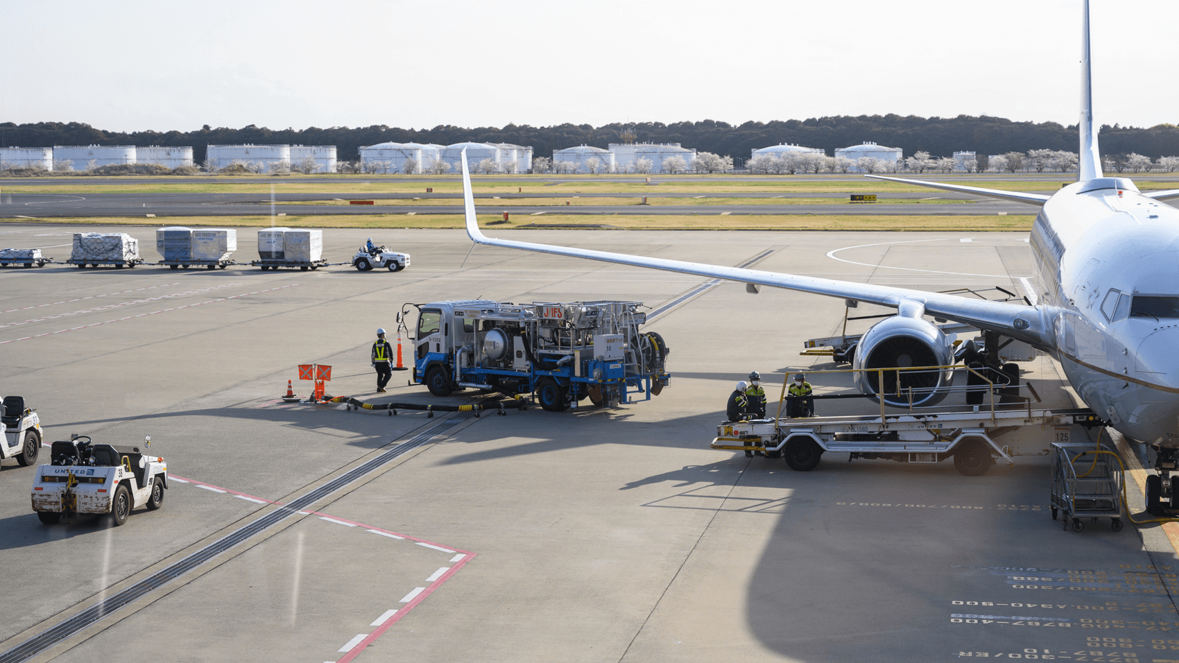 空港の安心を守る、照明と設備のスペシャリスト
