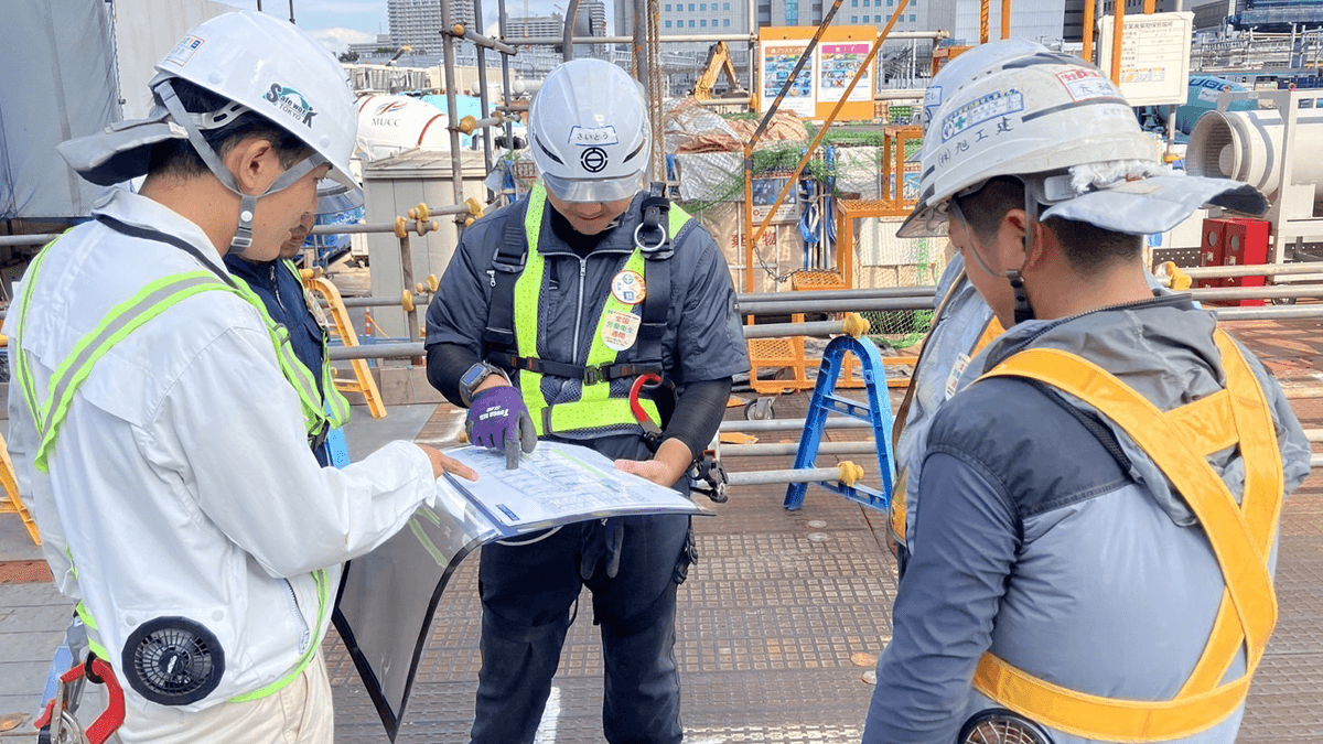 PM 14:00 打合せ資料を作業員達と検討