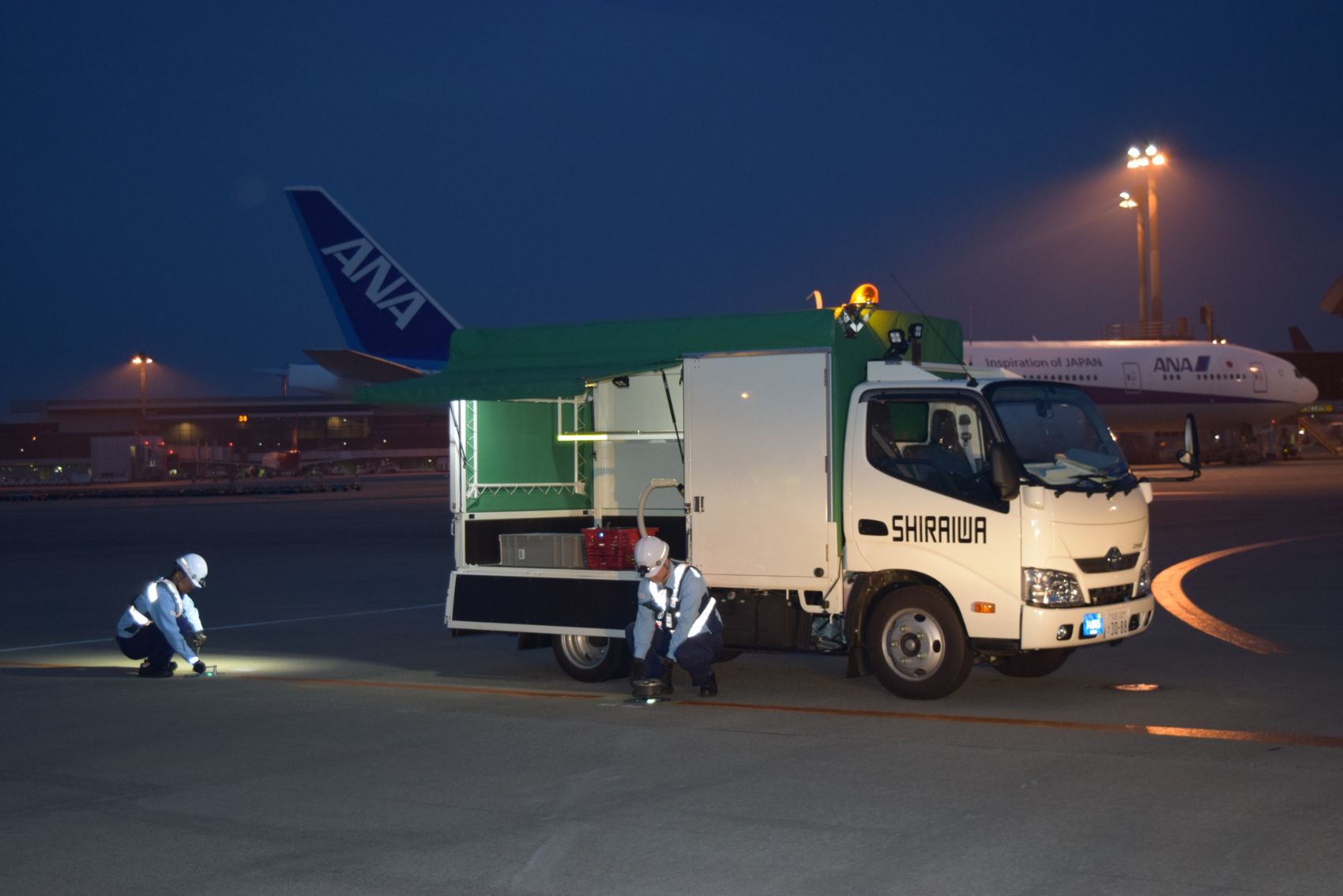飛行機を安全に運行する「あかり」を守る。成田空港の施設保守管理を紹介